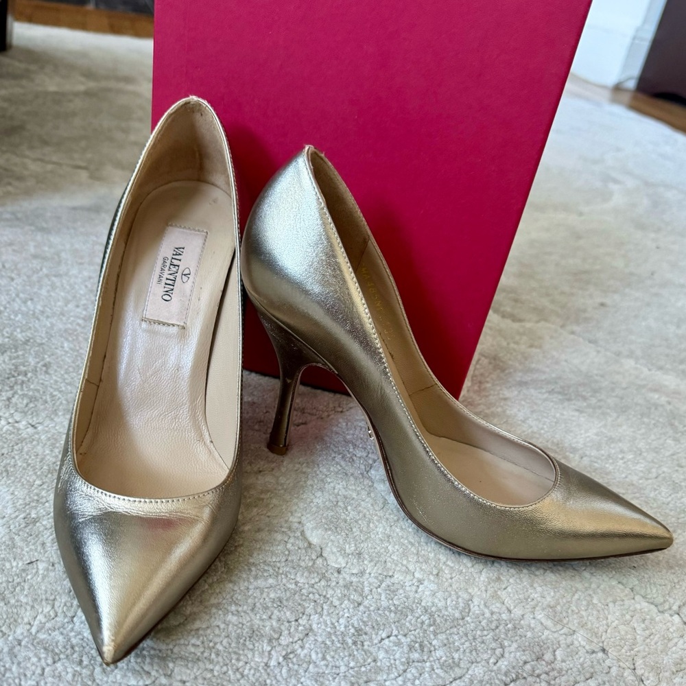 Valentino Garavani Metallic Gold Leather Pointed Toe Pumps Size 35 runs big